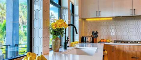 Køleskab, mikrobølgeovn, ovn, kogeplade