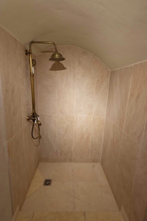 Shower, hair dryer, towels, soap - Hidden, secret house with small garden in the heart of the Uzes conservation area (Uzès)