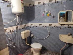 Deluxe Cottage | Bathroom | Free toiletries, towels, soap, shampoo