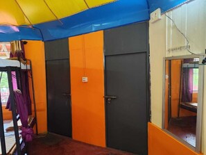 مستلزمات مجانية للعناية الشخصية، مناشف، صابون، شامبو