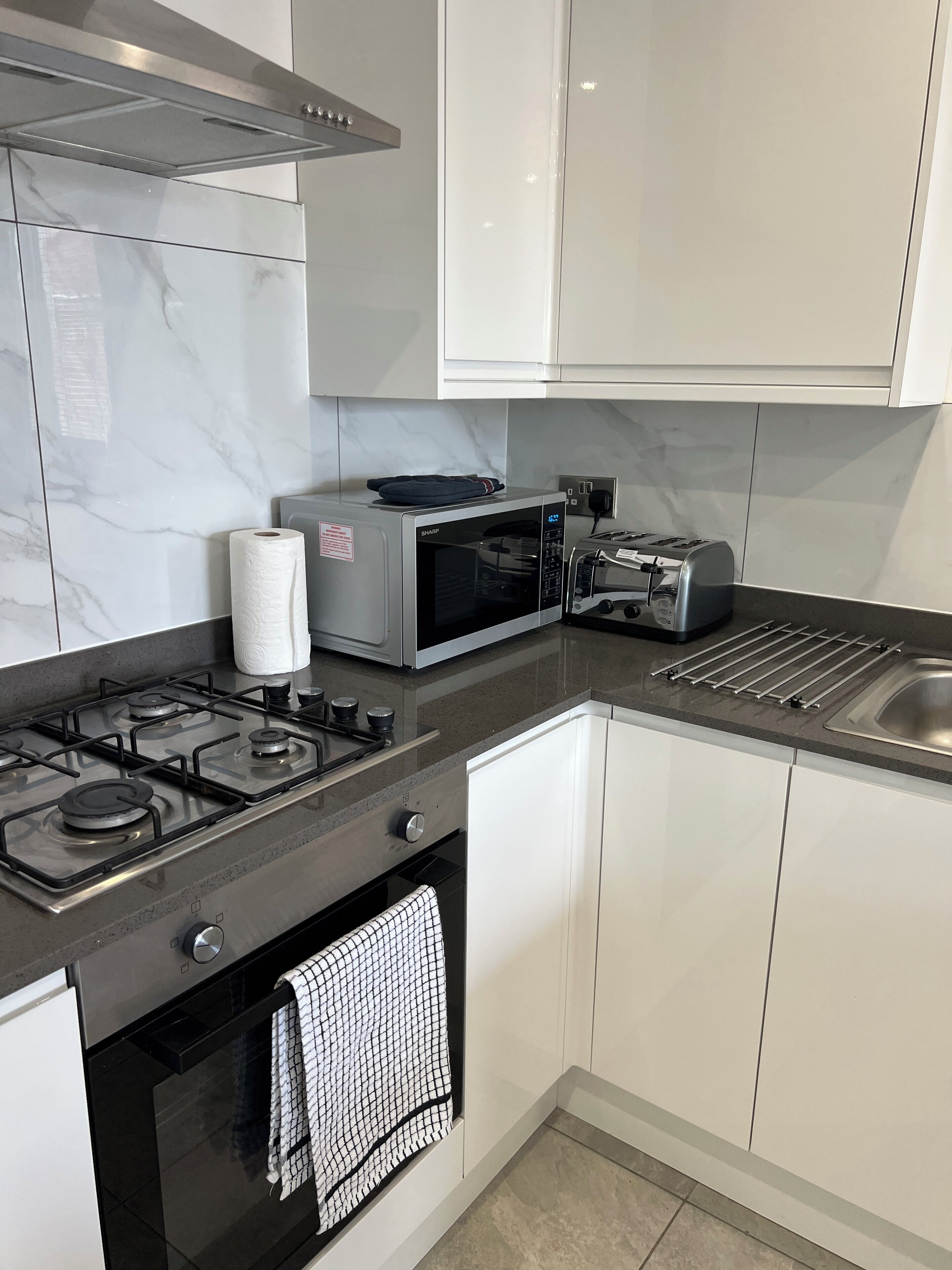 Mikrobølgeovn, ovn og kokeplater