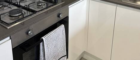 Four Ă micro-ondes, un four, surface de cuisson