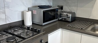 Newly refurbished 2-bedroom flat + Free Parking