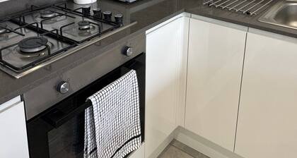 Newly refurbished 2-bedroom flat + Free Parking