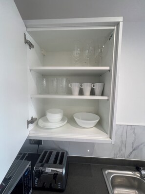 Microondas, horno y placa de cocina