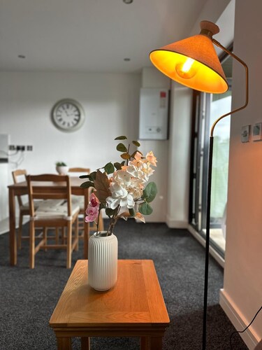 Newly refurbished 2-bedroom flat + Free Parking