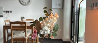 Newly refurbished 2-bedroom flat + Free Parking