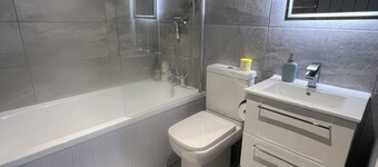 Newly refurbished 2-bedroom flat + Free Parking