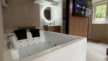 Baignoire Ă jets, sĂšche-cheveux, serviettes fournies, papier toilette