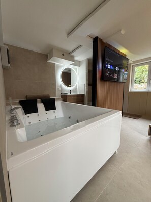 Baignoire à jets, sèche-cheveux, serviettes fournies, papier toilette