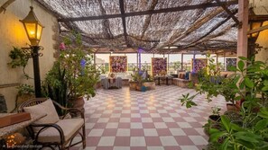 المنشأة من الداخل