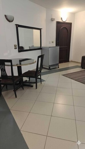 Deluxe Single Room, City View | Living area