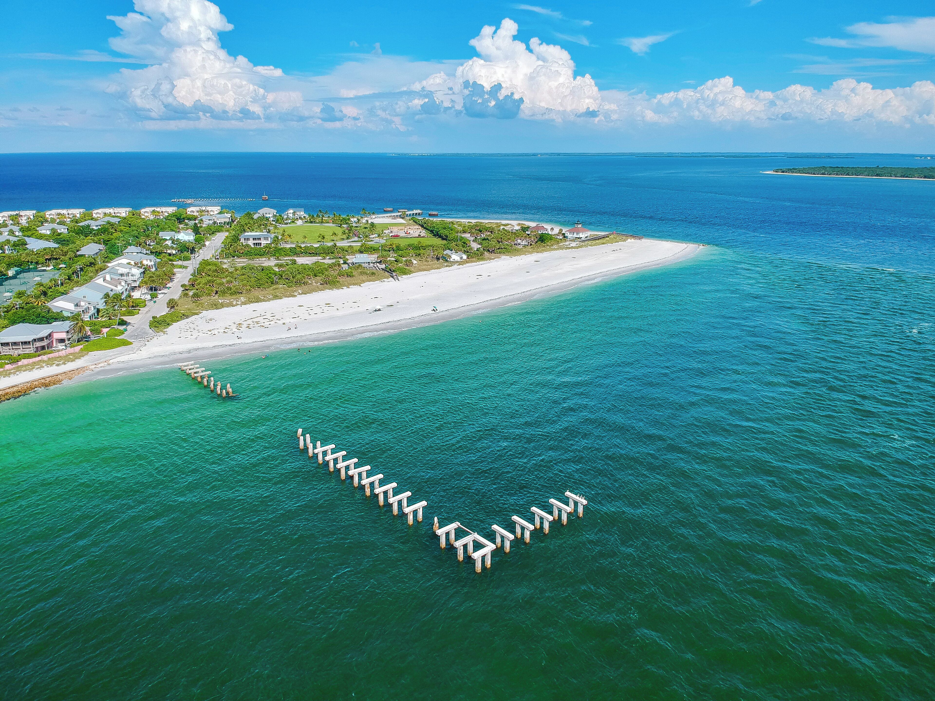 Chaises longues, serviettes de plage