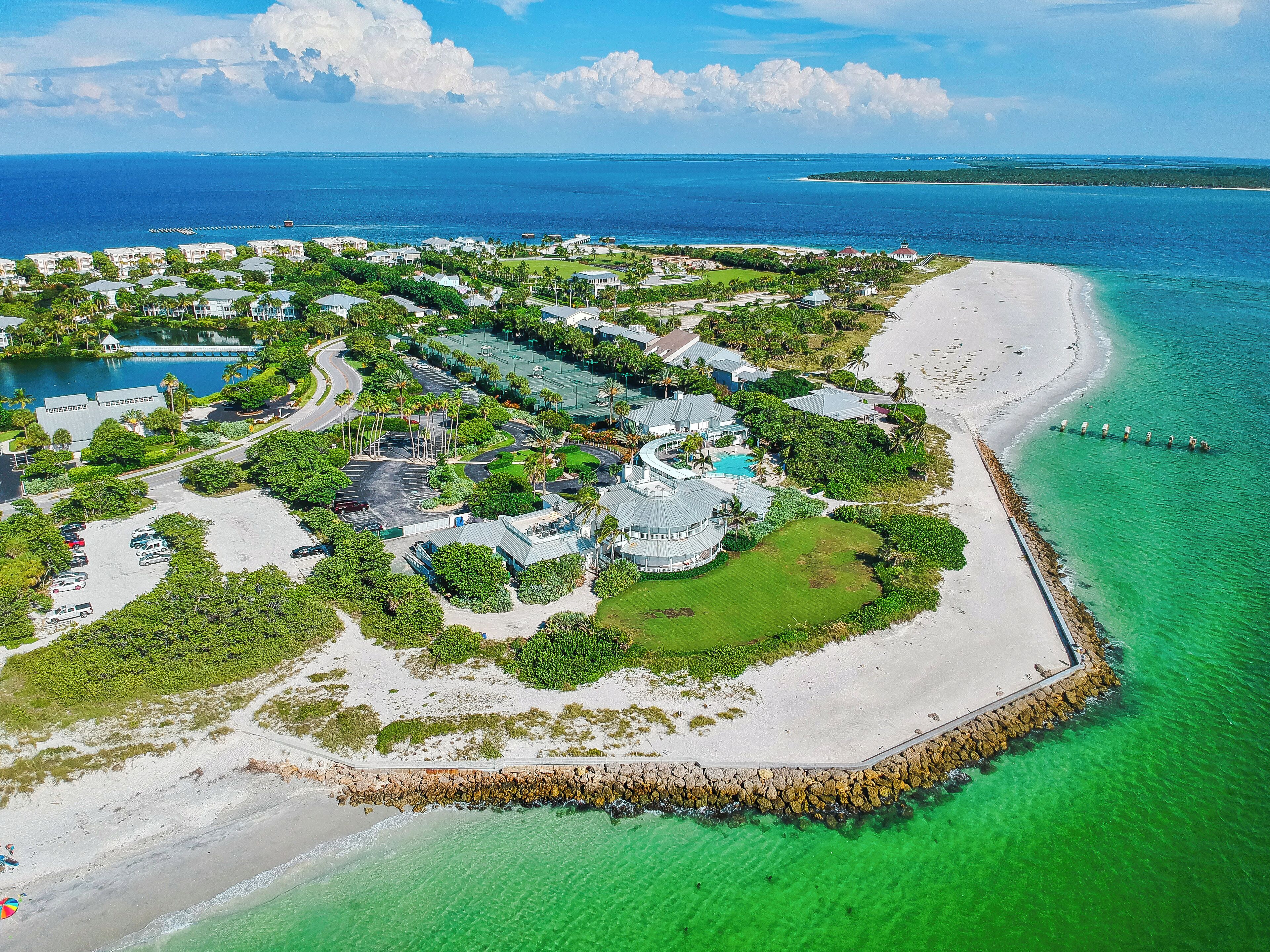 Chaises longues, serviettes de plage