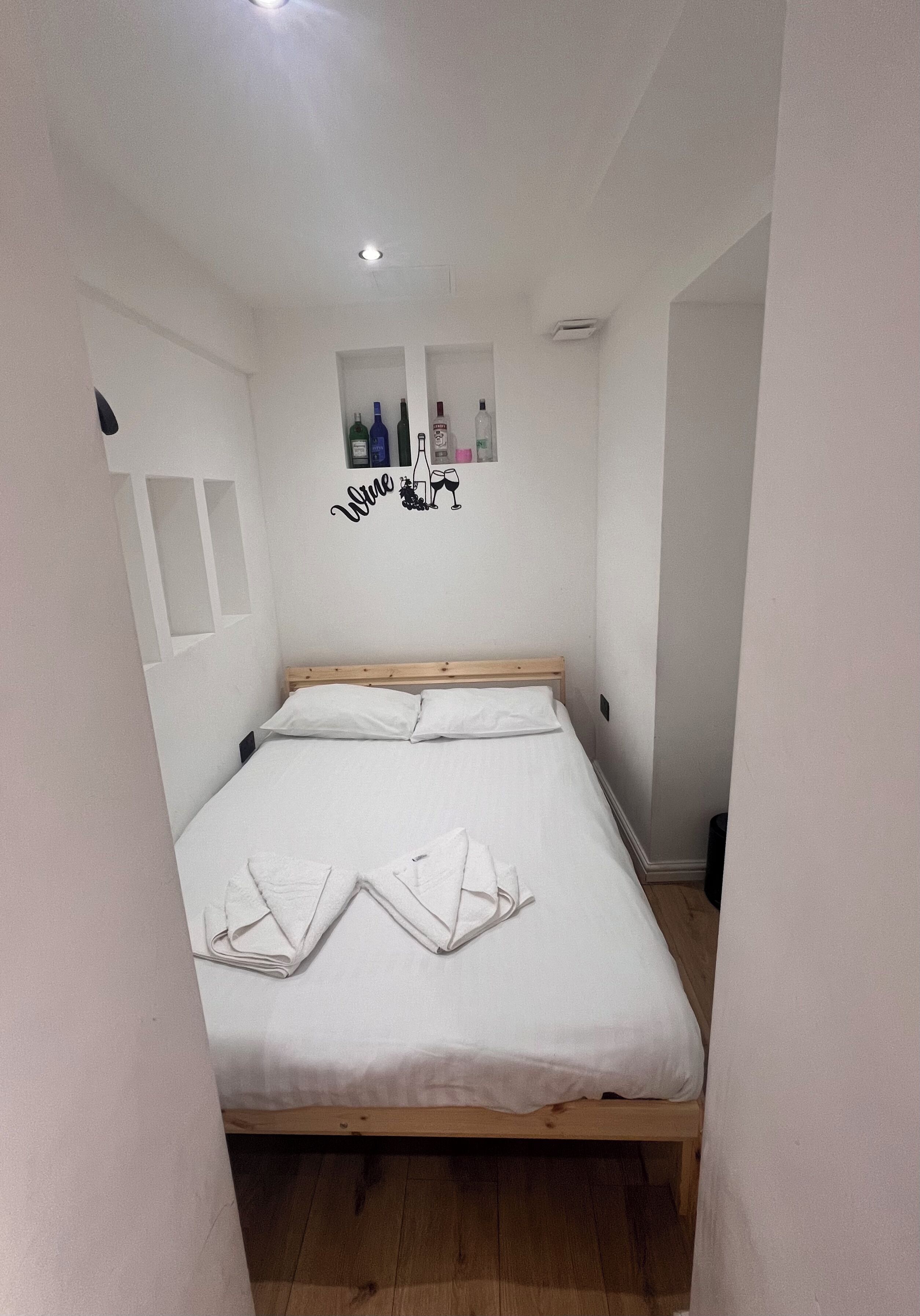 1 slaapkamer, een strijkplank/strijkijzer, gratis wifi, beddengoed