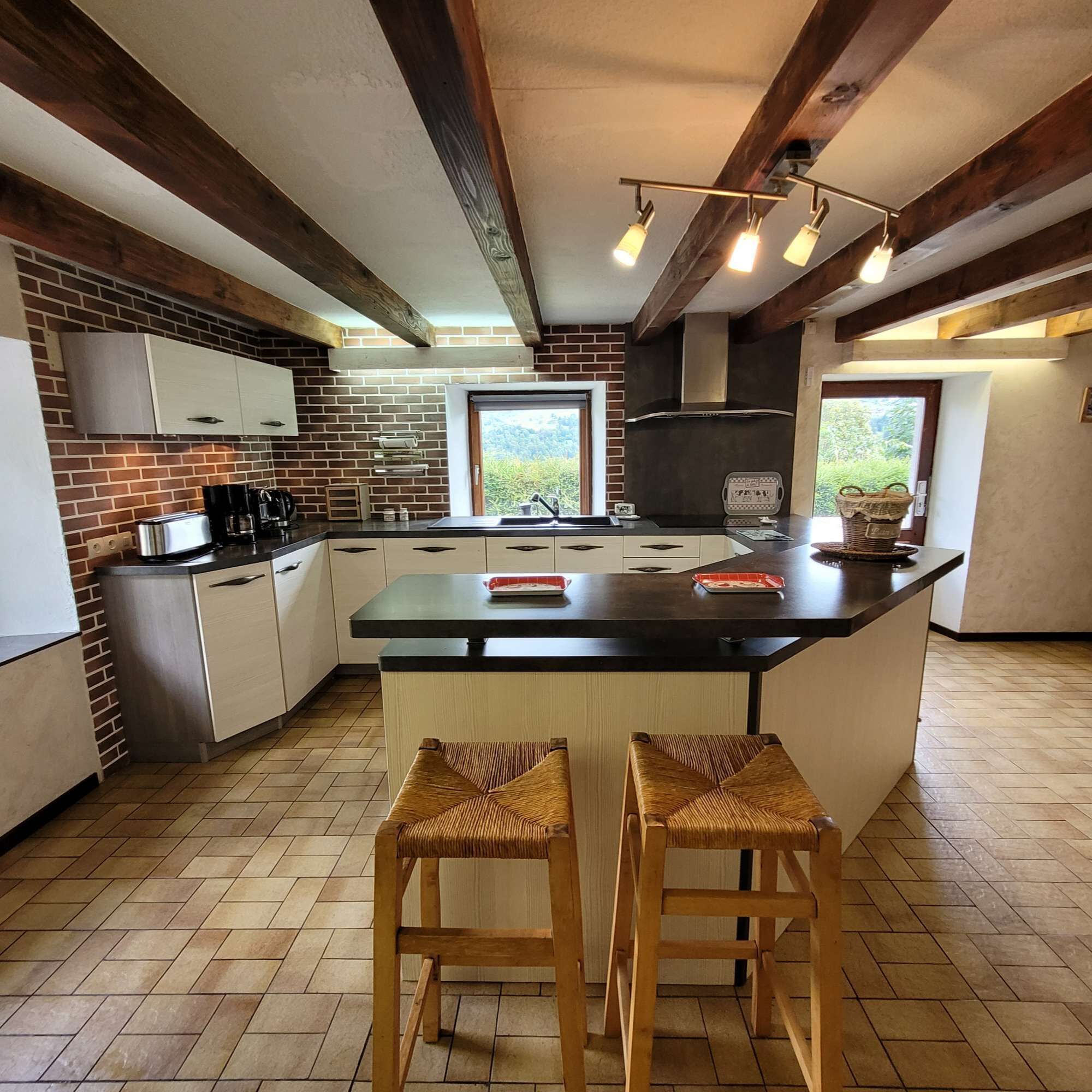 Een koelkast, een microgolfoven, een oven, een vaatwasser