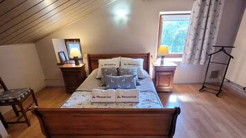 4 bedrooms, desk, iron/ironing board, travel crib