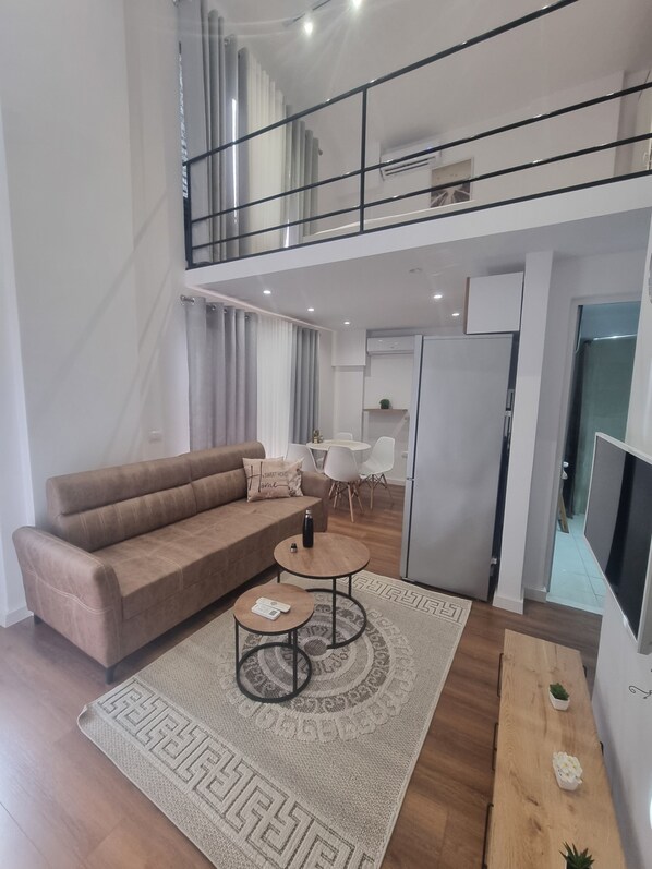 Smart TV - Stylish 1 Bedroom Duplex Apartment (Tiranë)