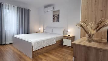Tabla de planchar con plancha, wifi y ropa de cama