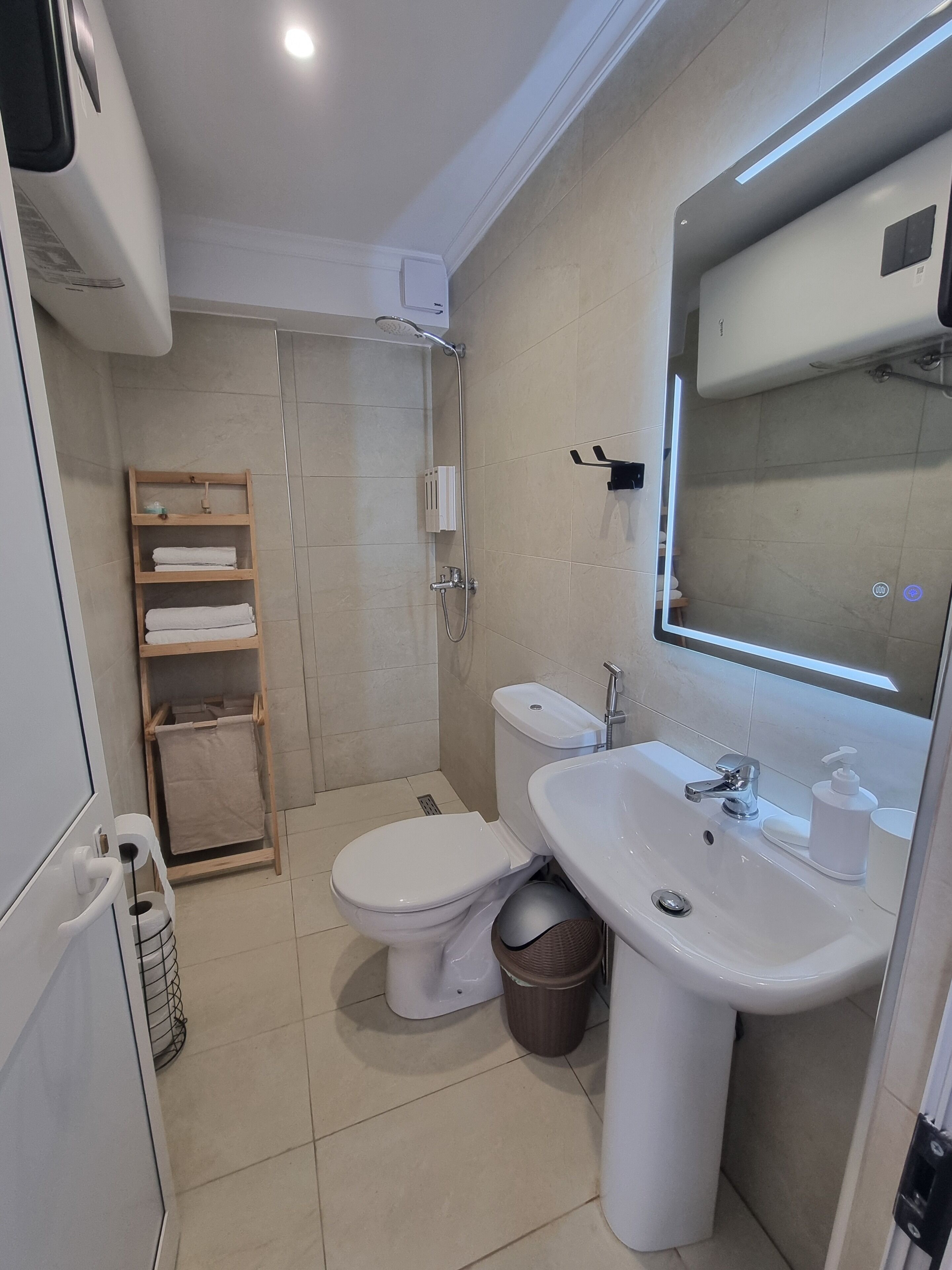 Bruser, hårtørrer, bidet, håndklæder