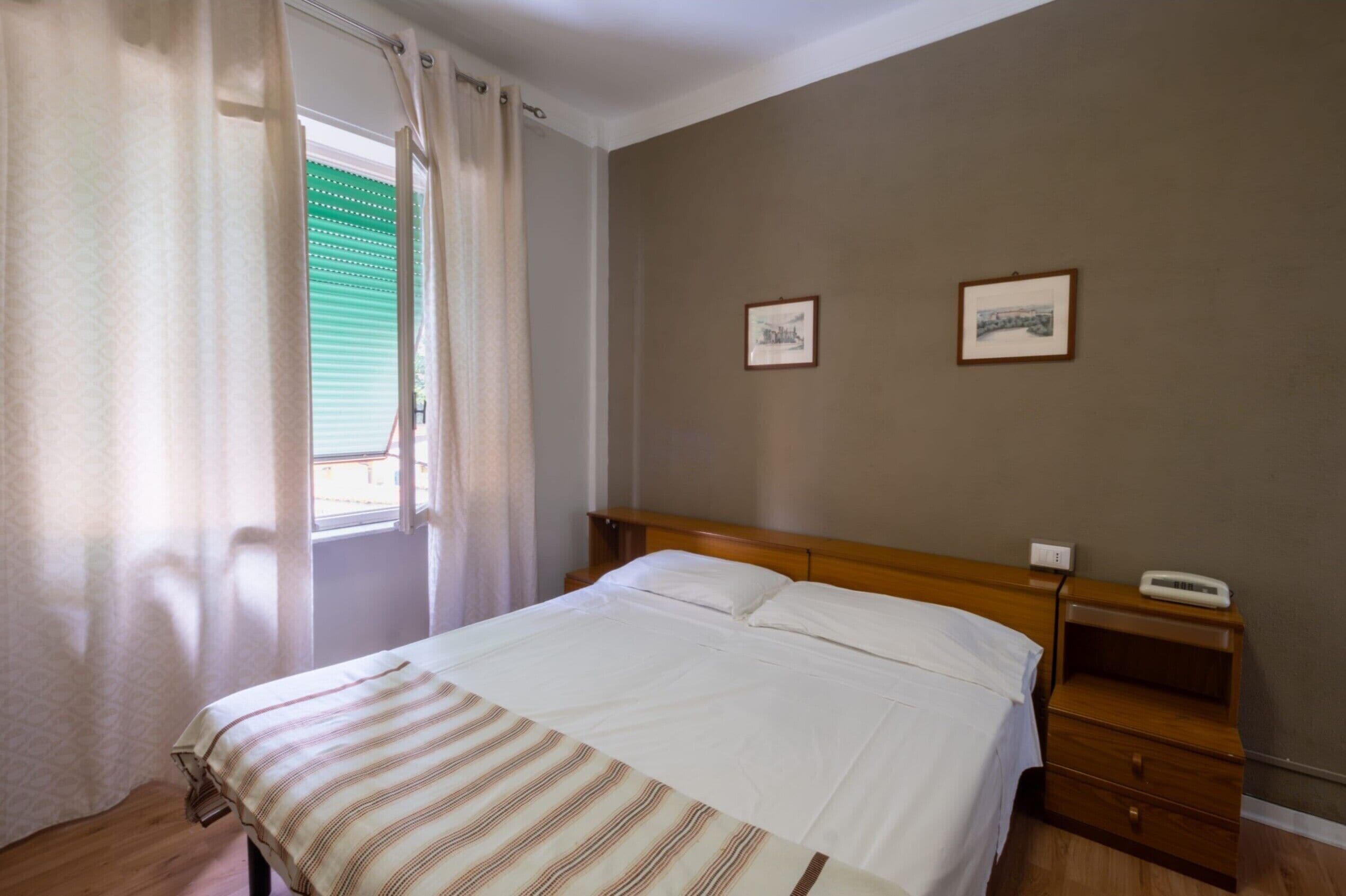 Classic Double or Twin Room | Desk, laptop workspace, free cribs/infant beds, bed sheets