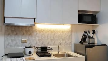 Frigorífico, microondas, placa de cocina y utensilios de cocina