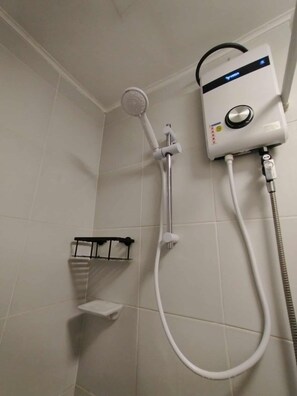Bidet, Handtücher, Seife, Shampoo