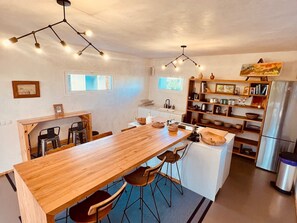 Fridge, oven, stovetop, dishwasher - Double room with shared bathrooms and kitchen in Vitamin Sea Guesthouse (Lajares)