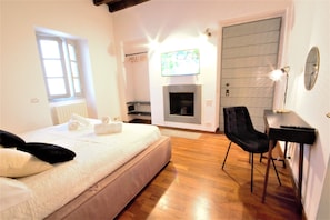 5 slaapkamers, een strijkplank/strijkijzer, internet, beddengoed