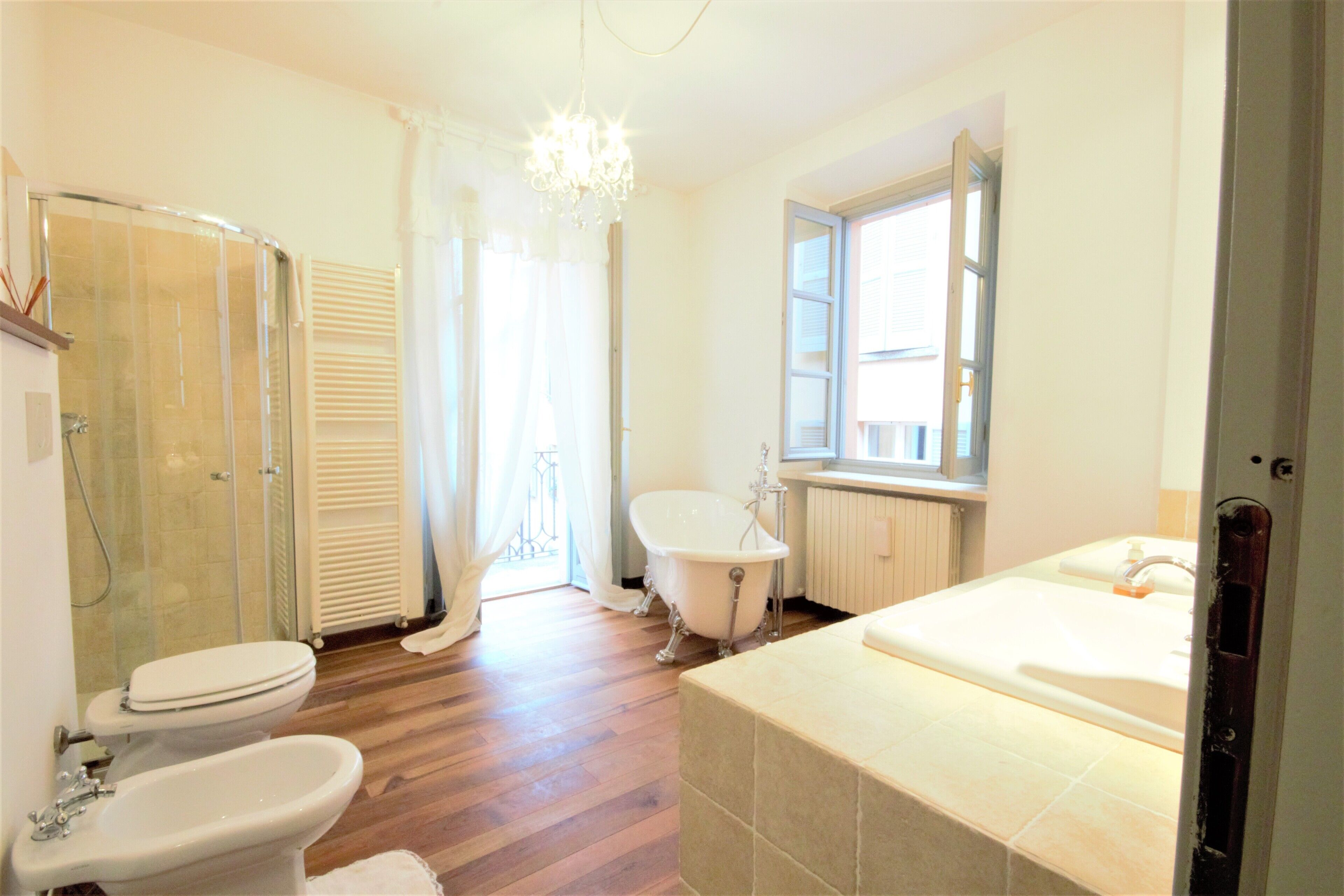 Shower, hair dryer, bidet, towels