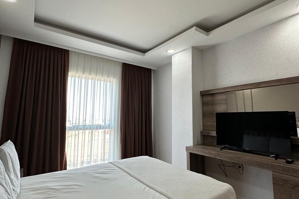 Kahden hengen standard-huone yhdelle, näköala puutarhaan | Kannettavalle tietokoneelle sopiva työtila, silitysrauta/-lauta