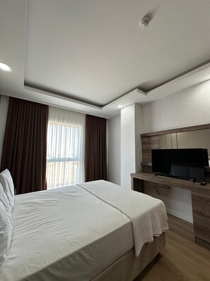 スタンダード ダブルルーム (1 名様利用) ガーデンビュー | ノートパソコン用作業スペース、アイロン / アイロン台、WiFi (無料)