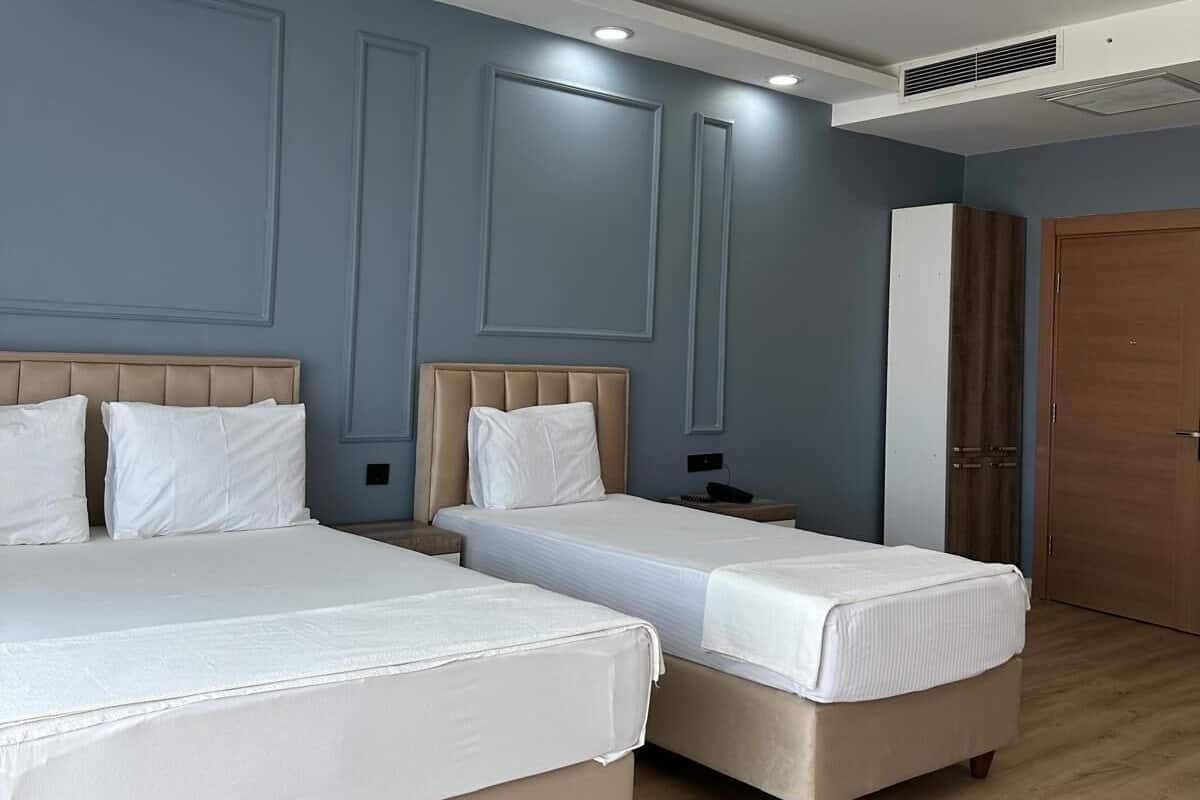 Kolmen hengen standard-huone, näköala puutarhaan | Kannettavalle tietokoneelle sopiva työtila, silitysrauta/-lauta