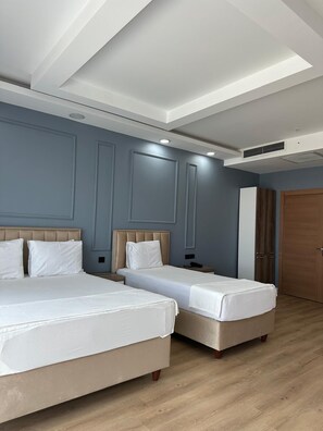 スタンダード トリプルルーム ガーデンビュー | ノートパソコン用作業スペース、アイロン / アイロン台、WiFi (無料)