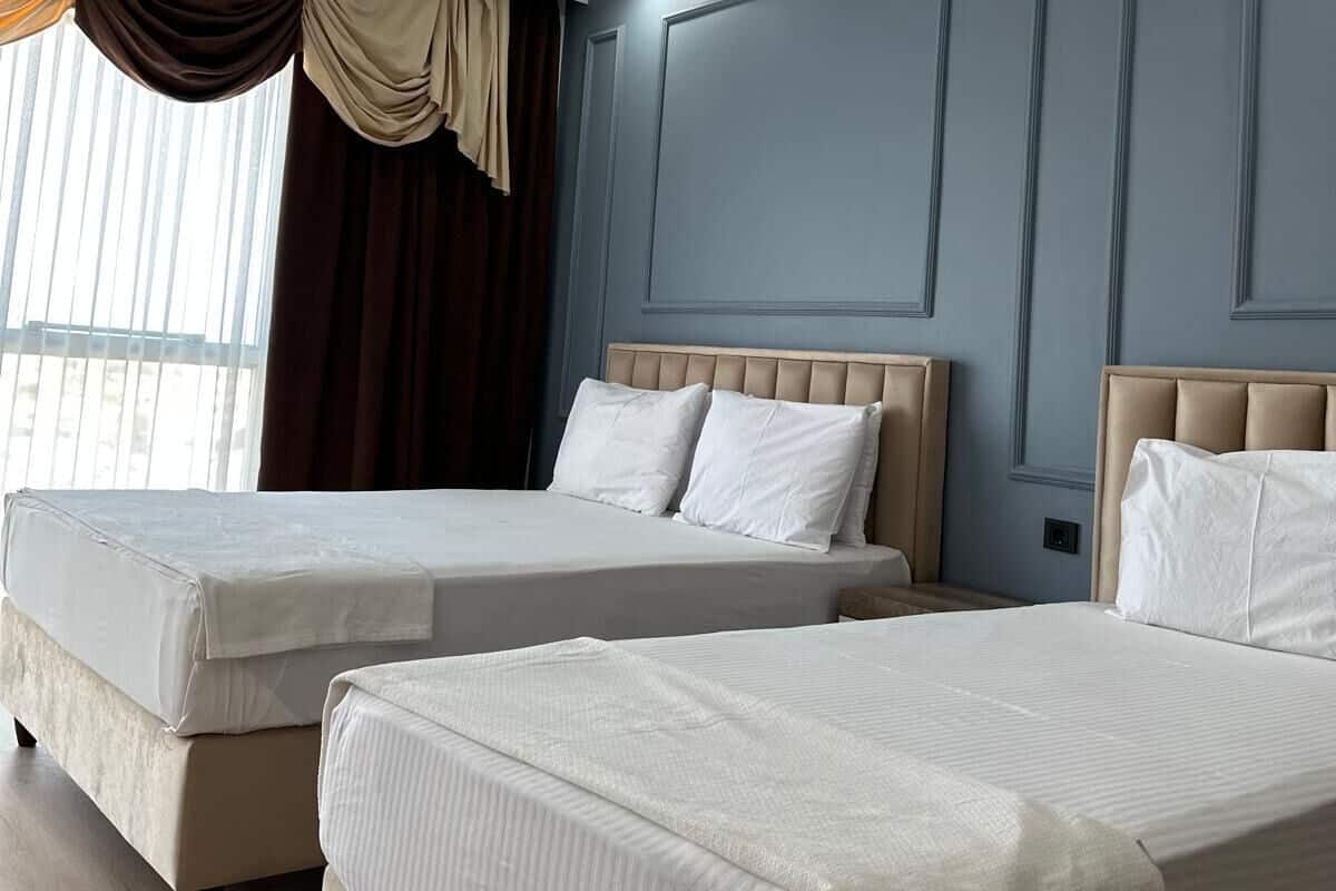 Kahden hengen economy-huone (kaksi sänkyä), näköala puutarhaan | Kannettavalle tietokoneelle sopiva työtila, silitysrauta/-lauta