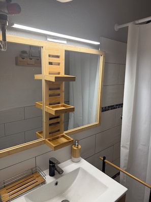 Hiustenkuivaaja, pyyhkeet, vessapaperi