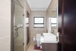 Towels, soap, toilet paper - The Midrand Oasis - modern 1-bedroom apartment with a pool, Wi-Fi, full kitchen (Midrand)