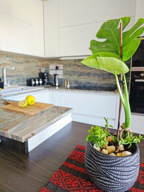 Een koelkast, een magnetron, een oven, een kookplaat