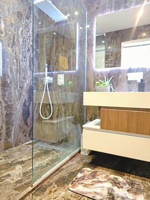 Bruser, hårtørrer, håndklæder, Sæbe