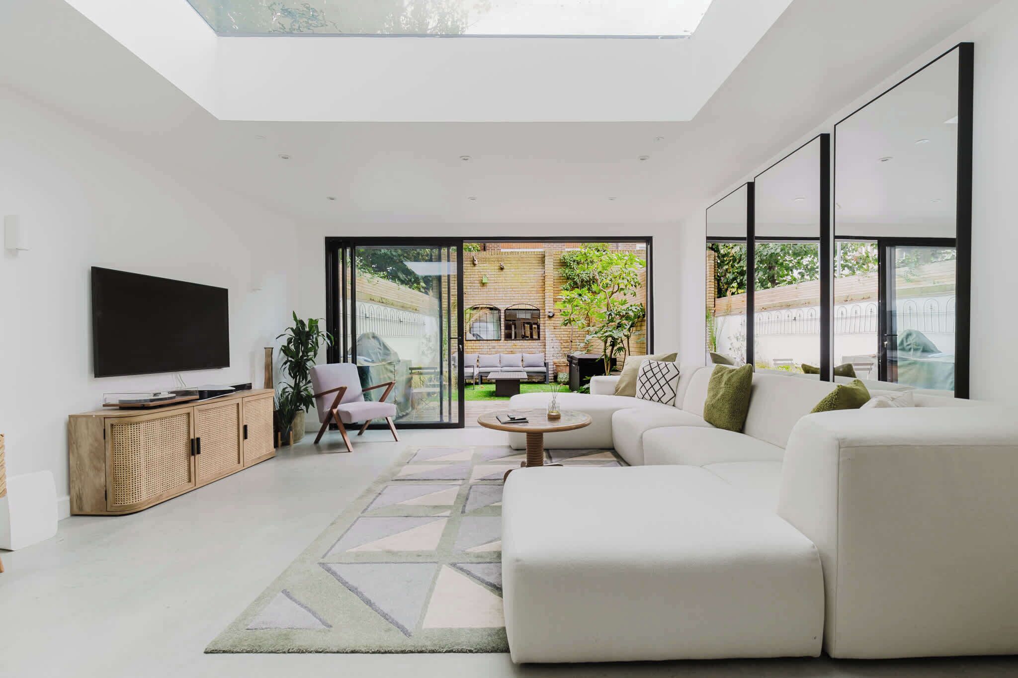 TV, stereoanlegg og kontorer