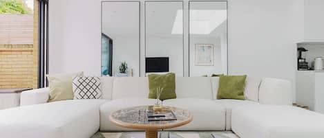 Fernseher, Stereoanlage, Arbeitsbereiche