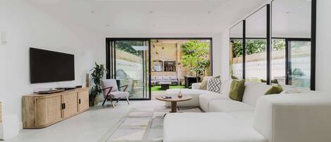 Fernseher, Stereoanlage, Arbeitsbereiche