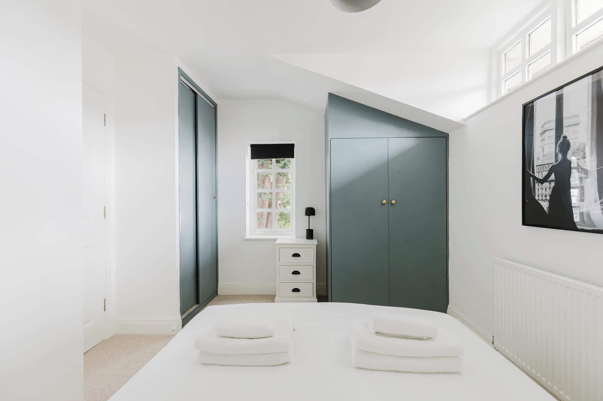 3 bedrooms, iron/ironing board, internet, bed sheets