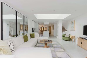 TV, stereo, offices - Beautifully Curated 3BD House in Gated Mews (Greater London)