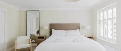 3 habitaciones, tabla de planchar con plancha, internet y ropa de cama