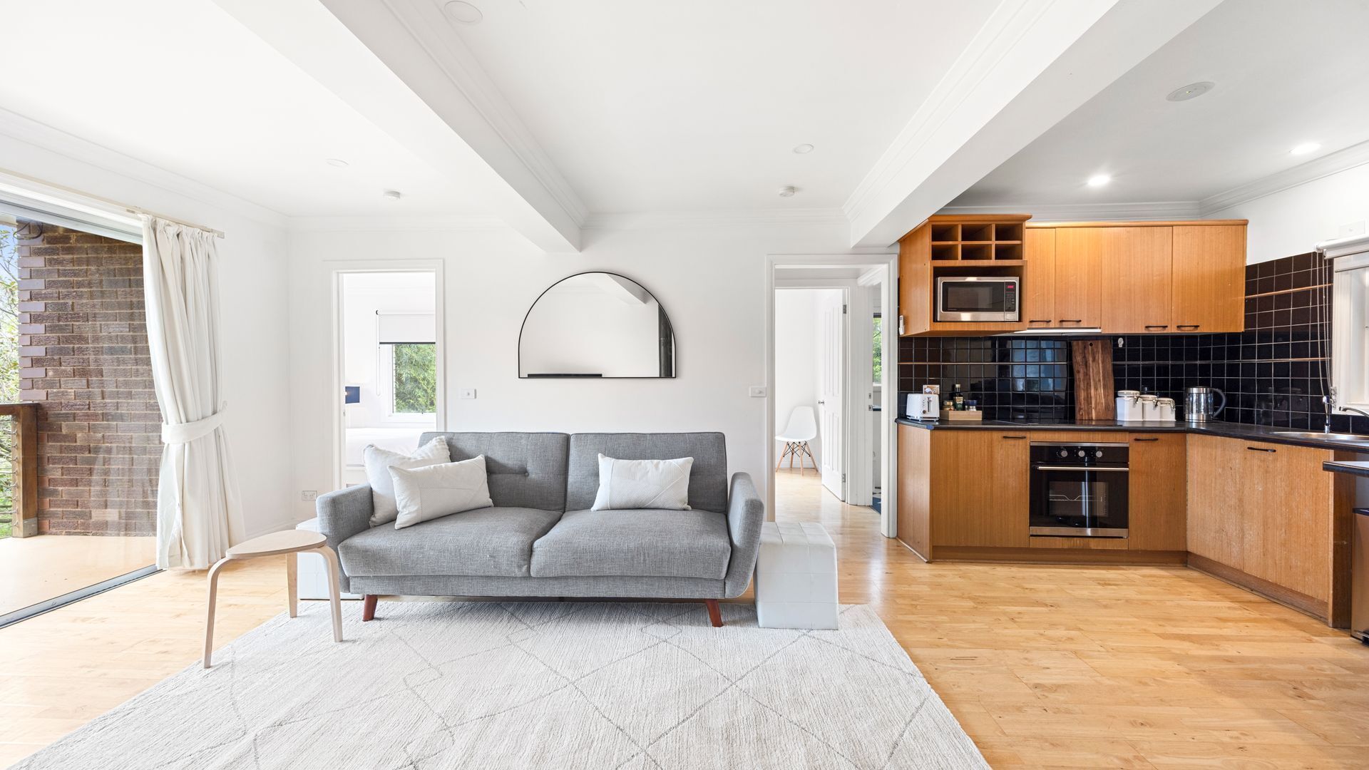 Smart TV, chimenea y libros 