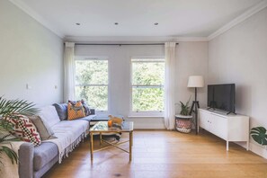 TV, stereo, offices - Luxurious, Bright and Airy 1BDR Flat (Greater London)