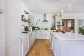 Fridge, microwave, oven, stovetop - Luxurious, Bright and Airy 1BDR Flat (Greater London)