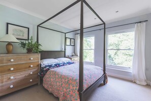 1 bedroom, iron/ironing board, internet, bed sheets - Luxurious, Bright and Airy 1BDR Flat (Greater London)