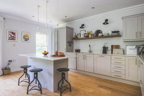 Køleskab, mikrobølgeovn, ovn, kogeplade